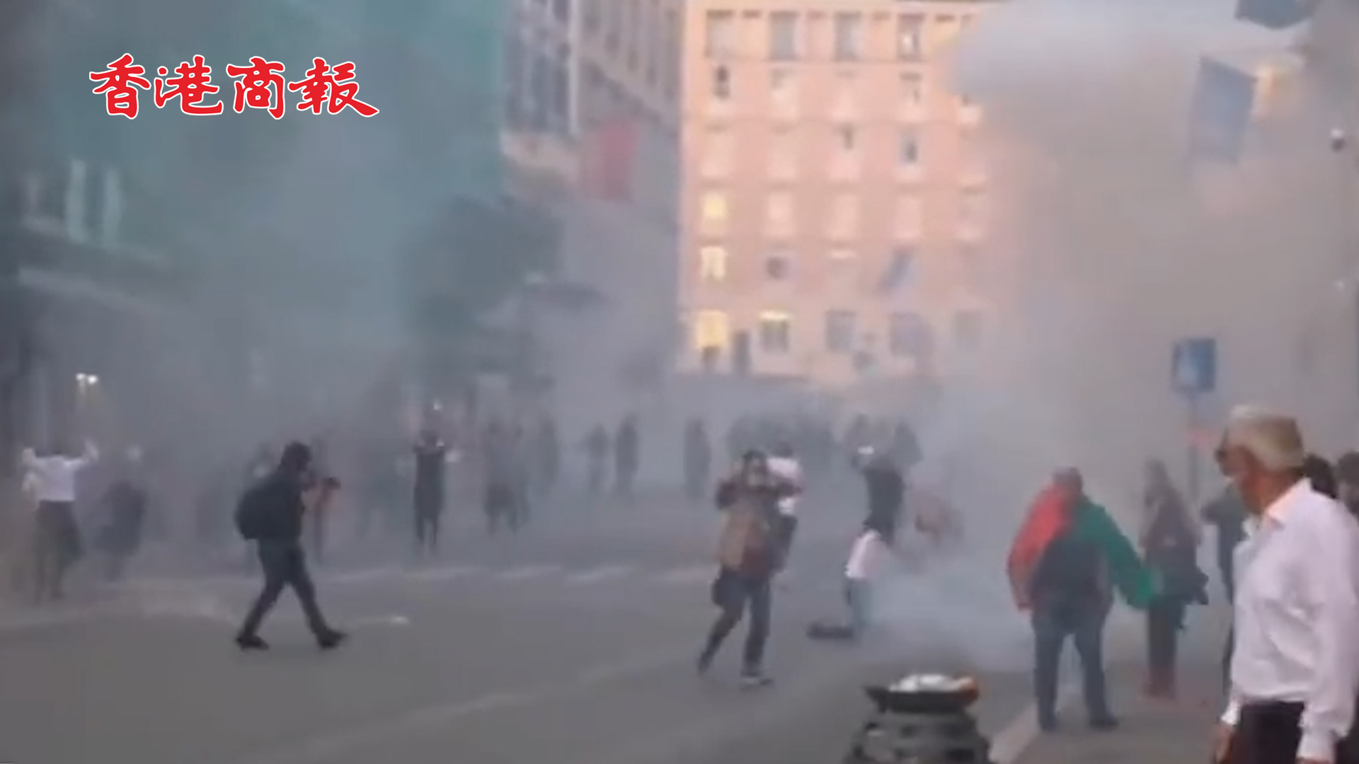 有片丨意大利上萬人抗議防疫新規：示威者與警察大打出手