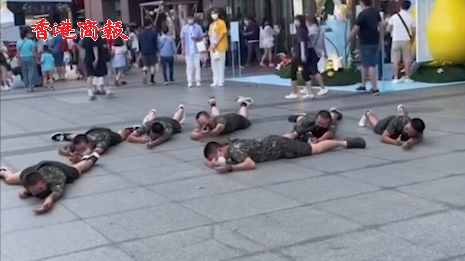 有片丨場面如同賣藝！台7名新兵在街頭「操練」水平差到看傻網友