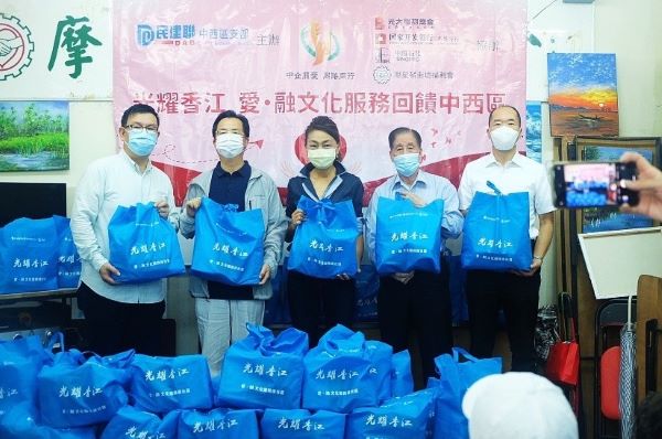 中企義工探訪中西區劏房住戶 向基層市民送上窩心福袋