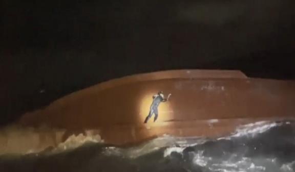 韓日爭議島嶼附近漁船翻覆事故 兩名中國船員被救起