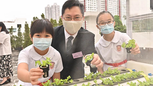 薛永恒探訪中小學 勉勵同學把握學習機會擴闊視野