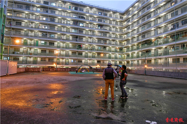 圖集 | 南山邨成為熱門打卡點 雨天水窪形成「天空之鏡」