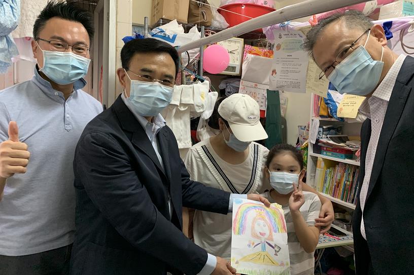 中旅集團高管落區探訪劏房戶 冀推動相關部門解決問題