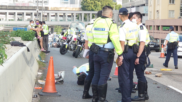 美孚電單車與一泥頭車相撞 騎士當場身亡