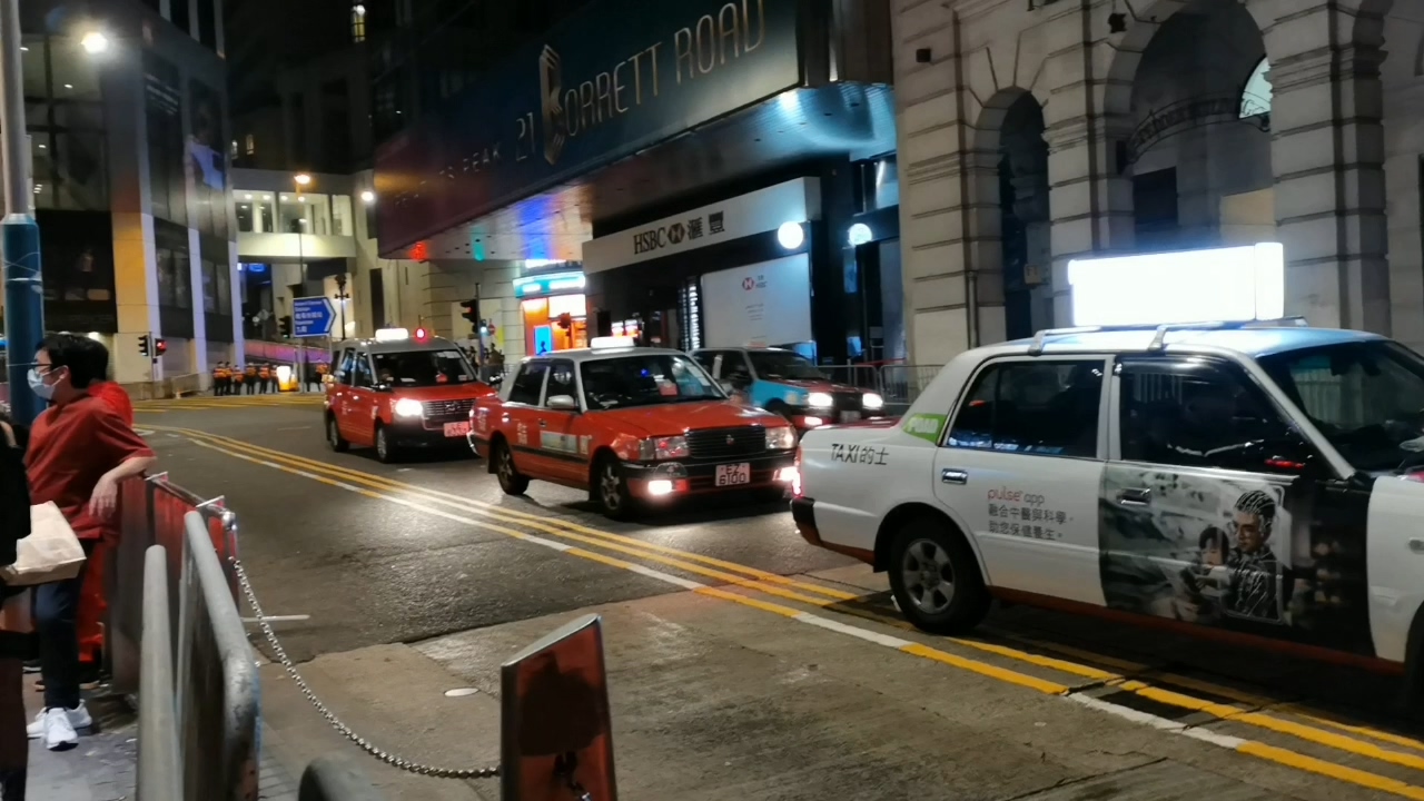 有片｜萬聖節「黑的」加價「劏客」 阻正常的士載客