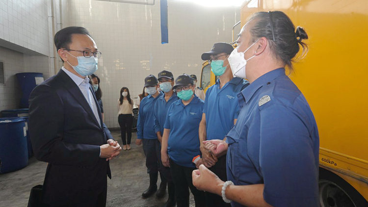 聶德權到訪食物環境衛生署 實地了解前線工作情況