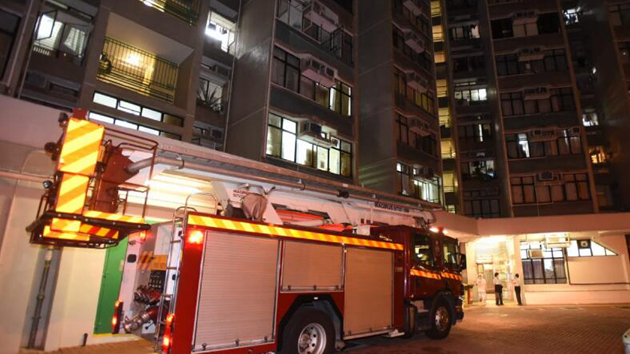 天水圍耀逸樓單位起火 1人送院約200人疏散