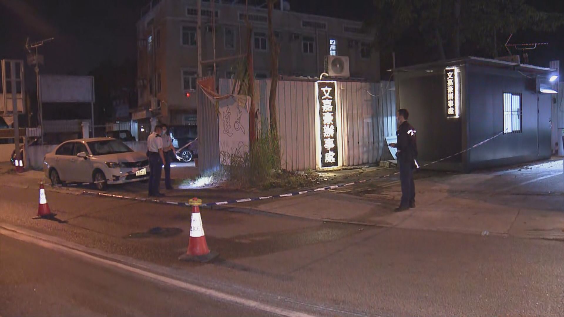 元朗新田一貨櫃起火 掛有「文嘉豪辦事處」牌