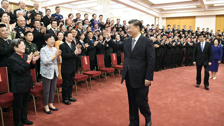 習近平會見第八屆全國道德模範及提名獎獲得者