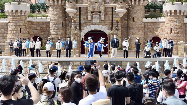 逾百名港隊運動員參加迪士尼慶祝巡遊 感謝市民支持