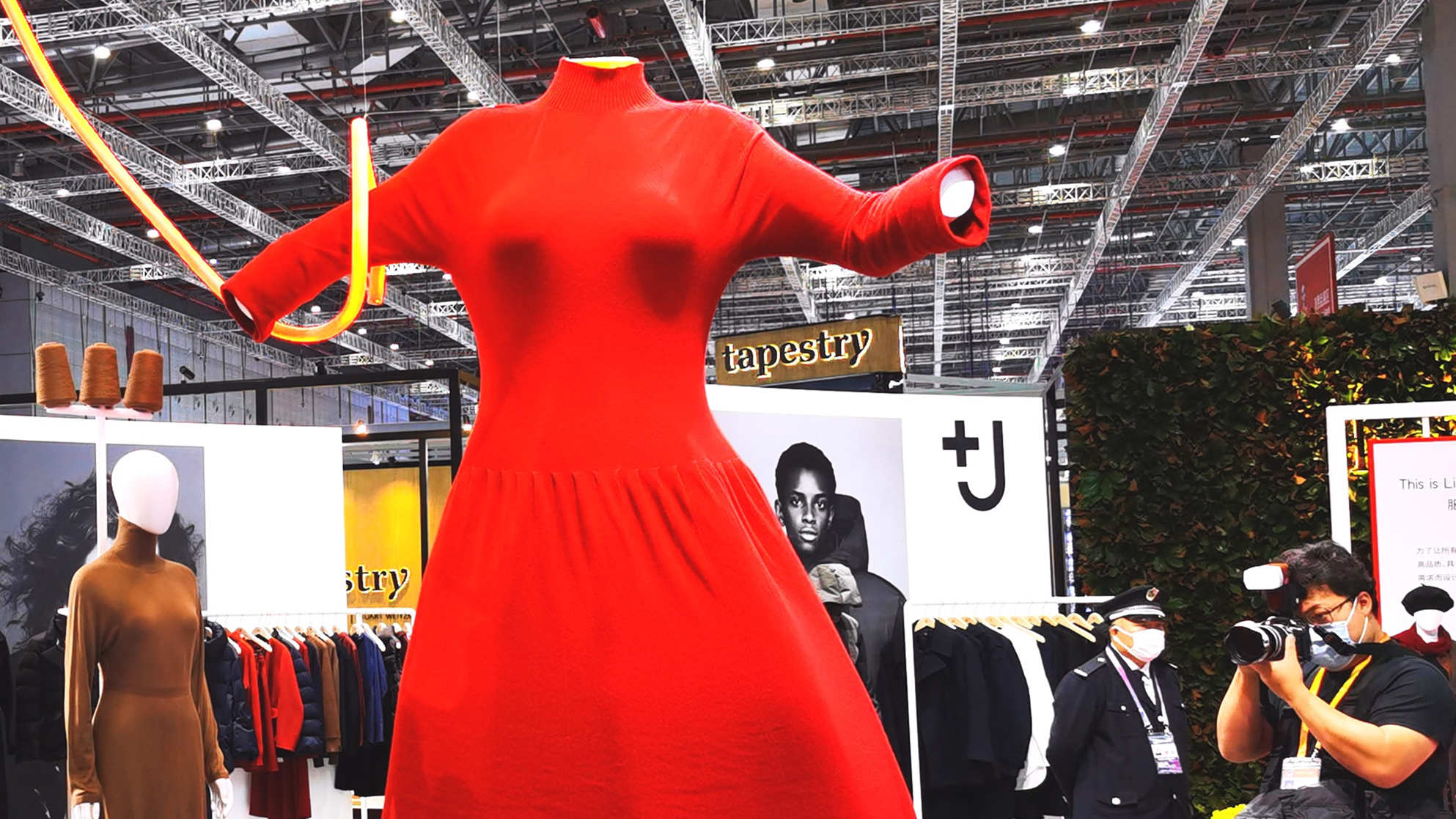 【商報進博搜搜搜】記者現場直擊：「服裝黑科技」參展進博會