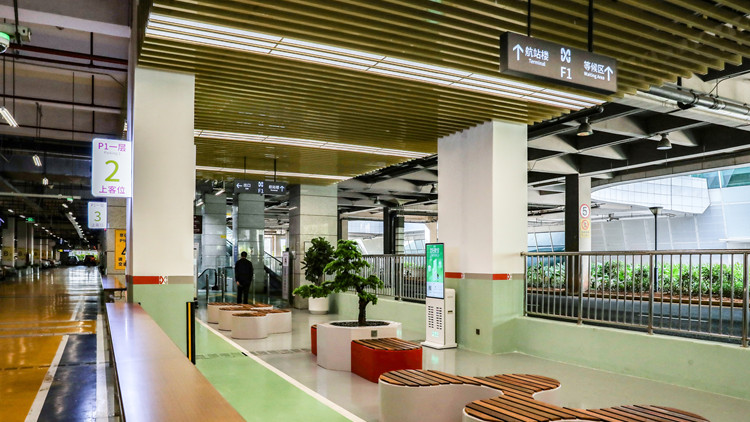 【中共百年 深圳故事】深圳機場停車場迎客車道邊啟用  旅客和接機車主可精準定位對接