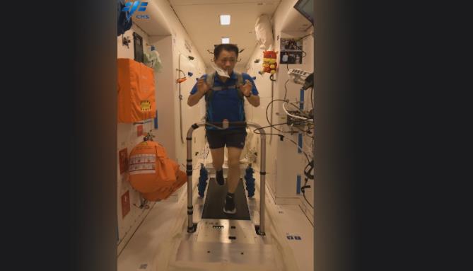 有片 | 帶感！聶海勝太空跑步視頻公開 邊跑邊玩水杯超開心