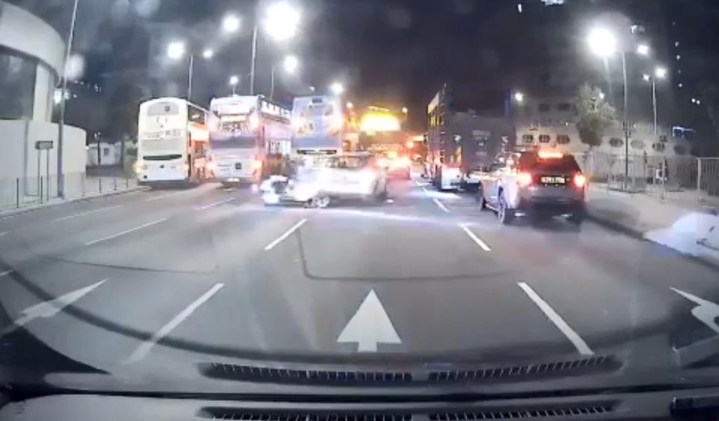 有片丨九龍灣私家車倒車撞翻警方電單車 逃去無蹤