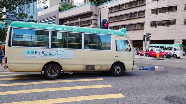荃灣聯仁街男途人遭小巴撞至重傷昏迷 送院搶救