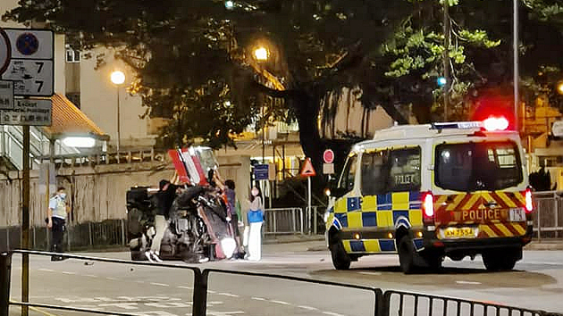 有片｜的士石圍角邨失控撞行人路欄桿 司機受傷被送院治理