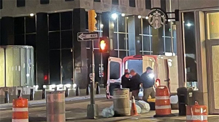 美老兵闖FBI大樓威脅引爆炸彈 執法人員在其車內找到哈士奇