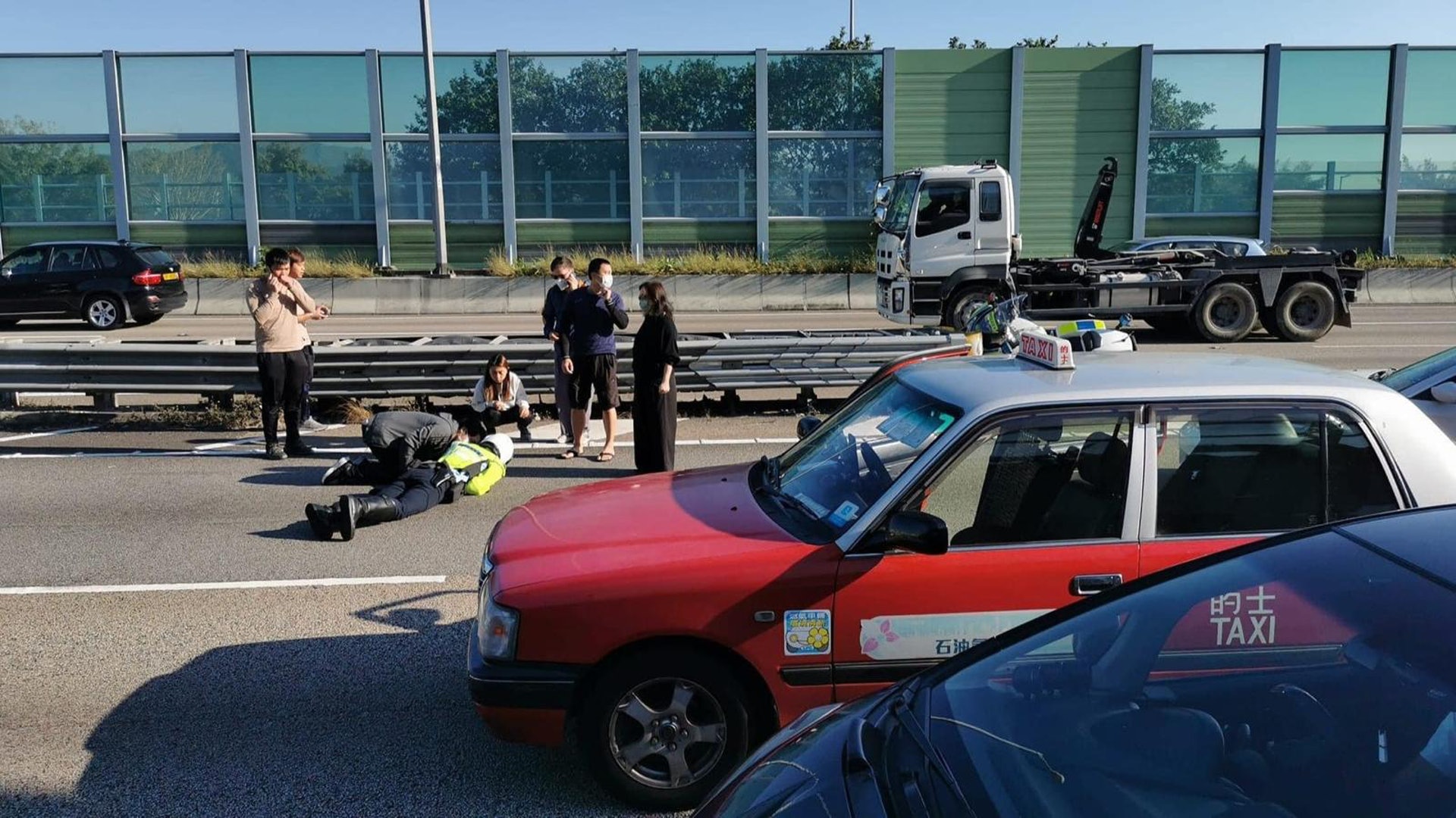 吐露港一交警自炒 受傷趴地獲市民施援