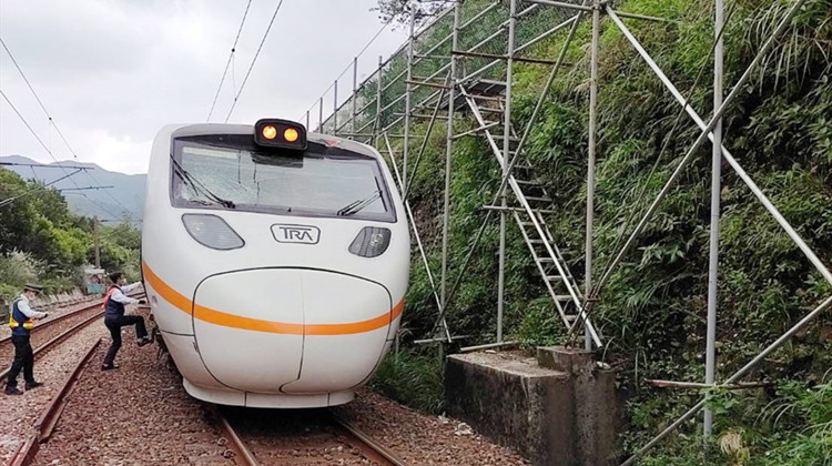 台鐵又出事！施工鋼軌樁砸中「太魯閣號」列車