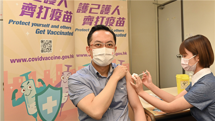 衞生署署長林文健接種第三劑科興疫苗