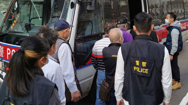 警破荃灣大陂坊非法賭檔 拘捕8名男女