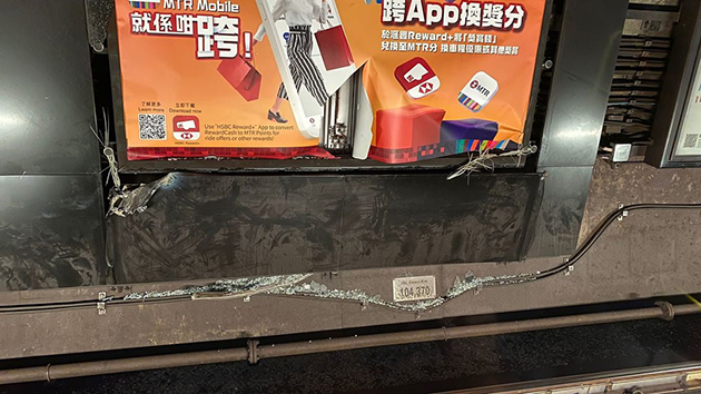 港鐵車門遭廣告牌撞飛 已拆除所有同類廣告牌
