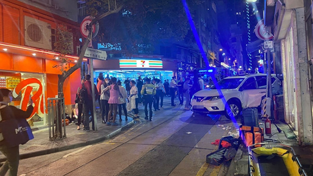 中環私家車溜後「打保齡」 撞倒8途人其中2人昏迷
