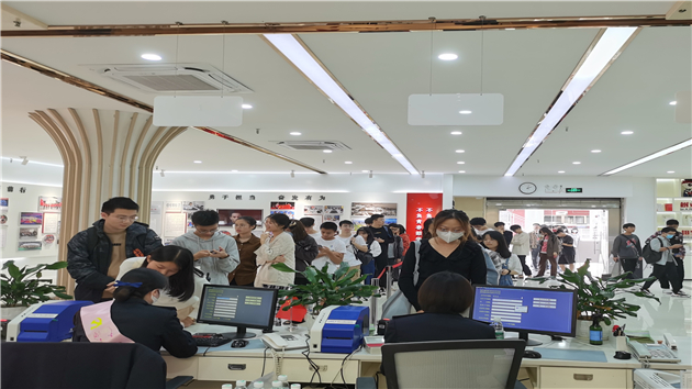 深圳火車站「送票進校園」