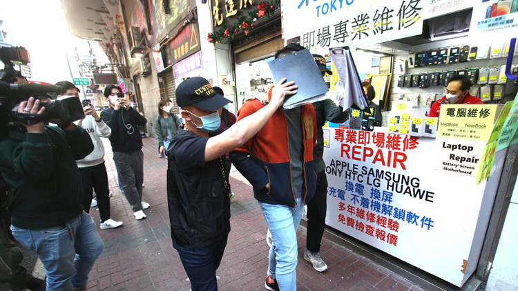 一名手機零售店店員涉嫌以舊充新被拘捕