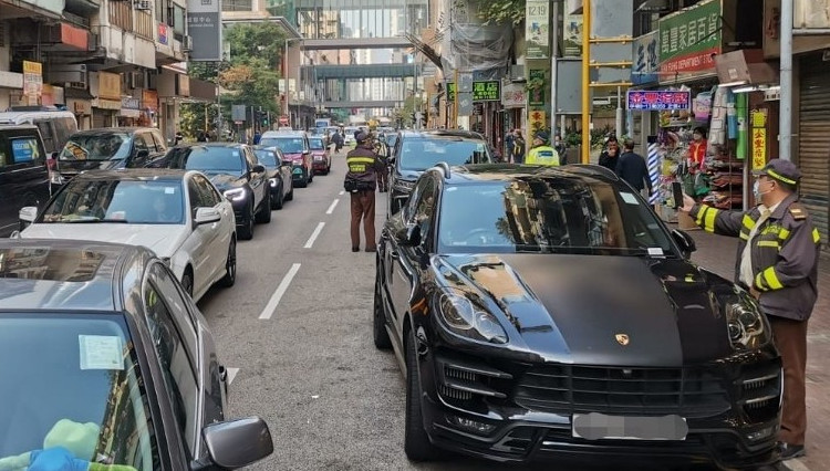 旺角警區開展交通安全宣傳 打擊違泊發逾千張罰單