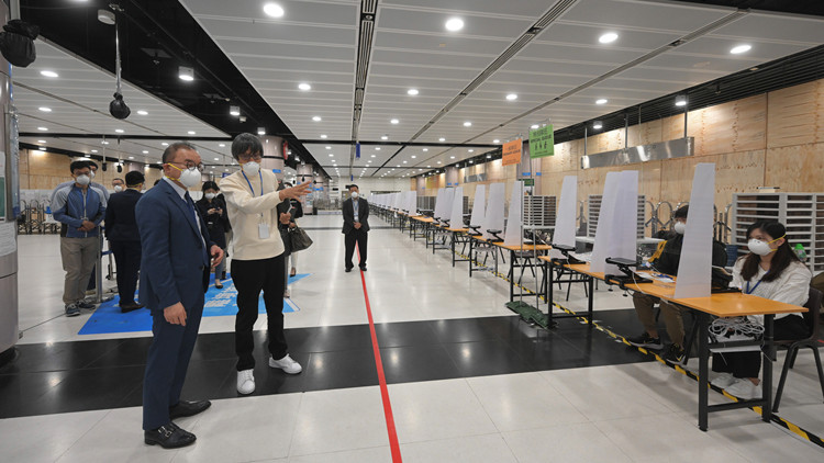 政制及內地事務局局長巡視邊境管制站投票站