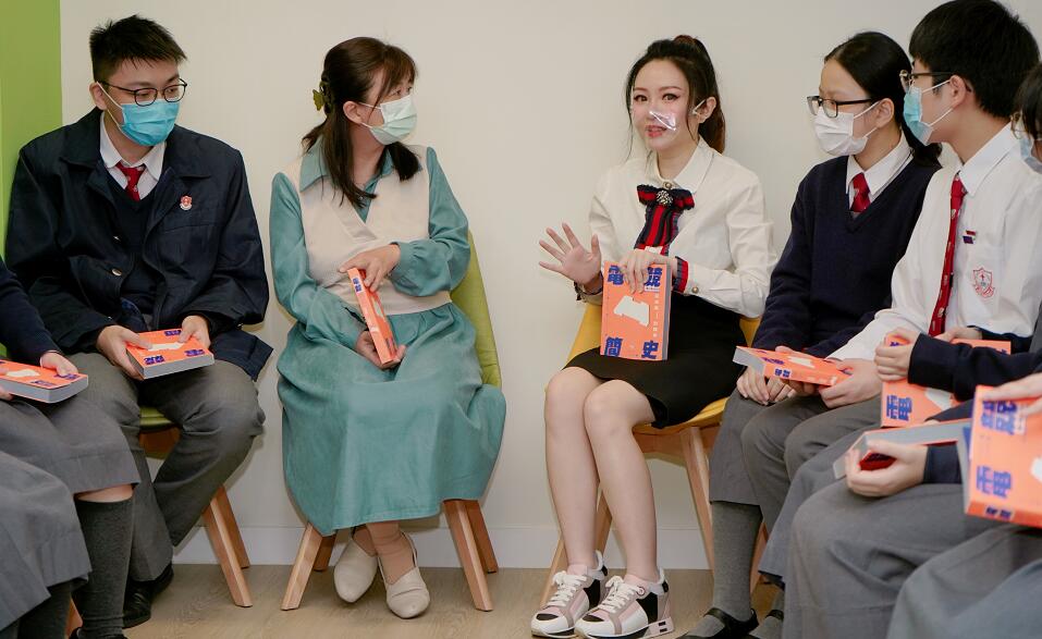 星威盛世主播鄧蓓佳捐贈《電競簡史》  助力港青電競發展新機