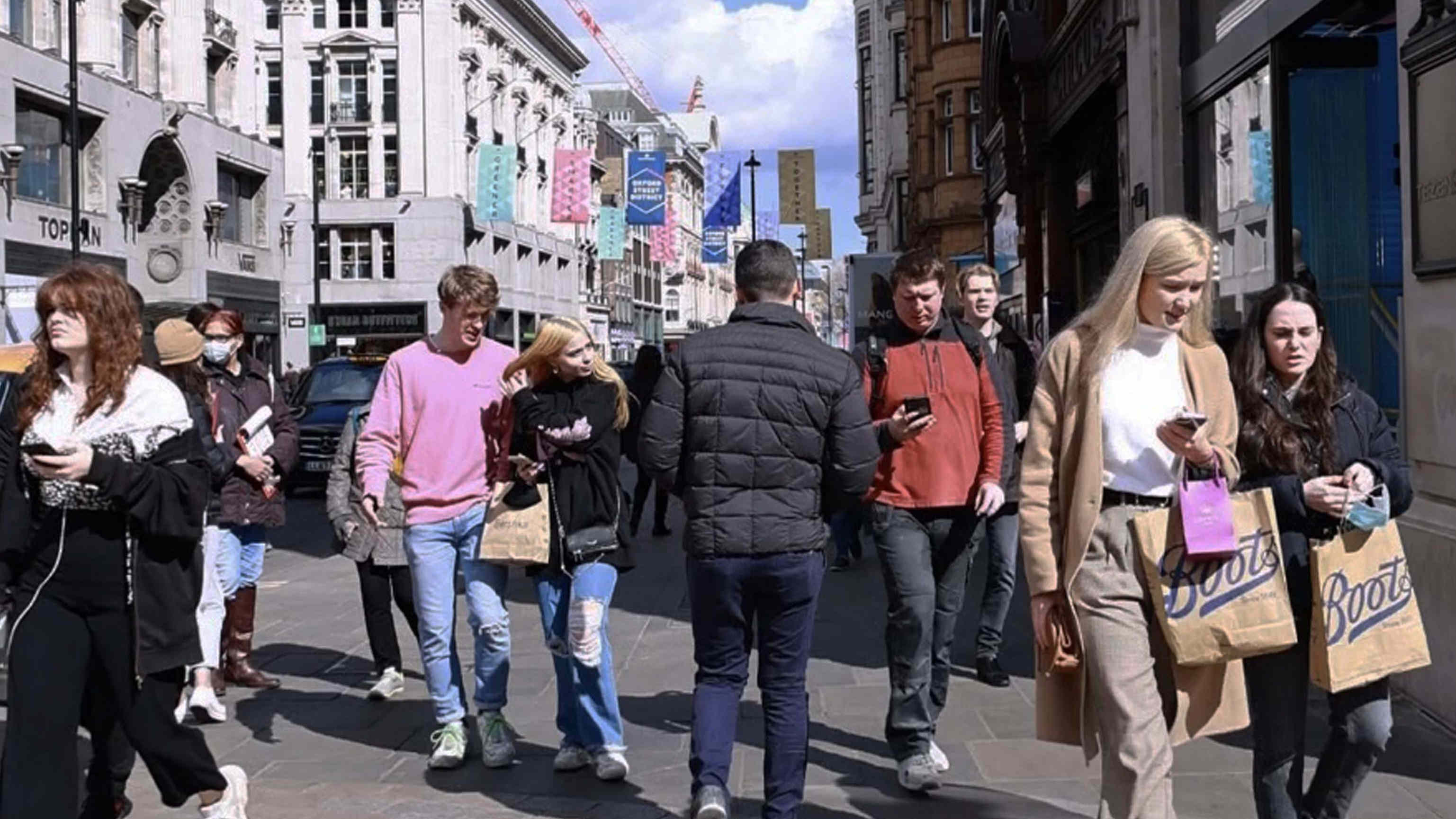 英國重啟臨時醫院 公共醫療服務系統處於「戰時狀態」