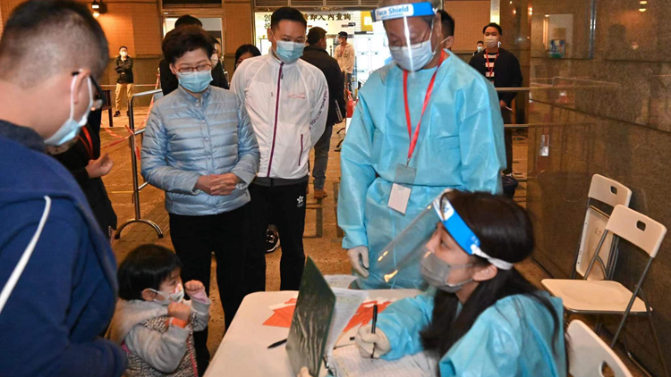 東涌映灣園映濤軒第6座圍封強檢 林鄭到場視察籲市民接種疫苗