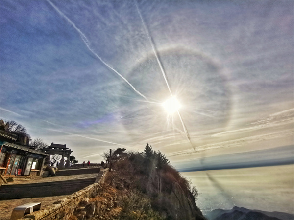 東嶽泰山現日暈奇觀