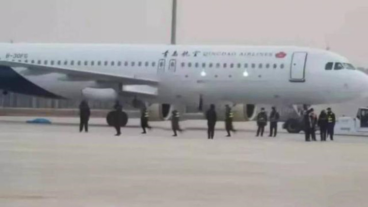 疑牽引飛機時出意外 1名機務遭青島航空客機碾壓致死