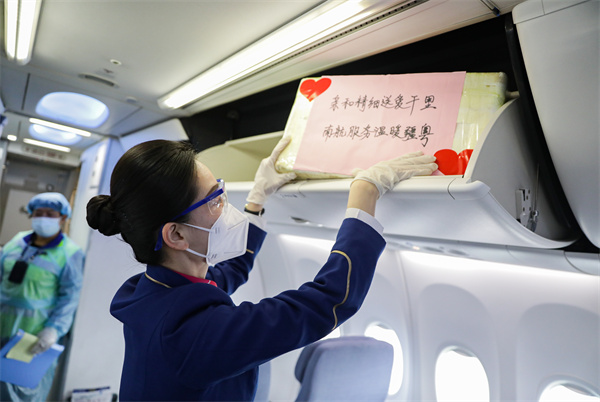 歷經三地接力南航為深一小哥輾轉送來救命藥