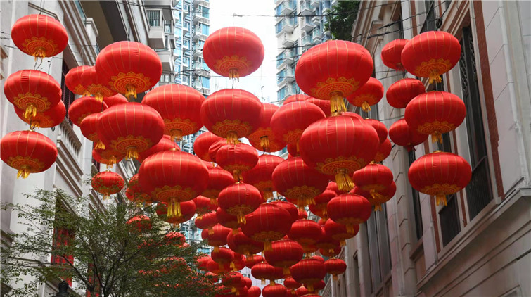 圖集 | 農曆新年臨近 利東街燈籠高掛鮮花盛開