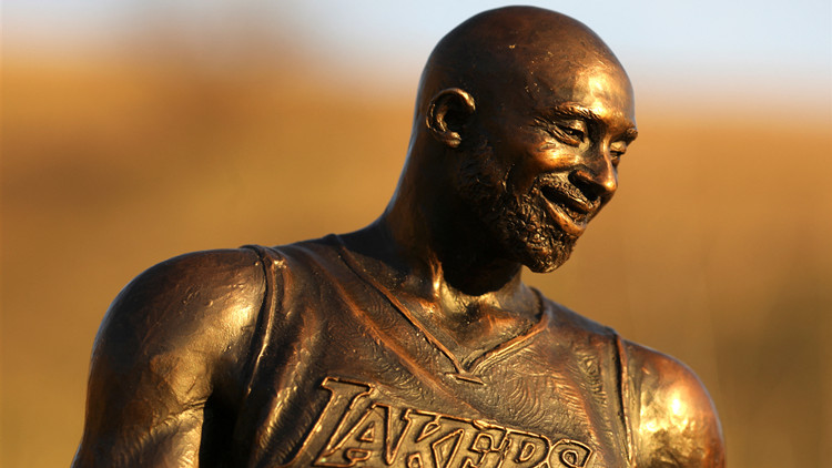 高比逝世兩周年 失事地點豎立與愛女對望雕像