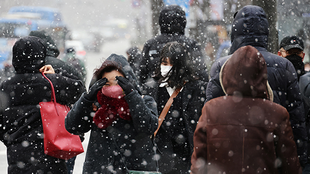 韓國單日確診1.6萬例 文在寅出訪隨行人員也中招