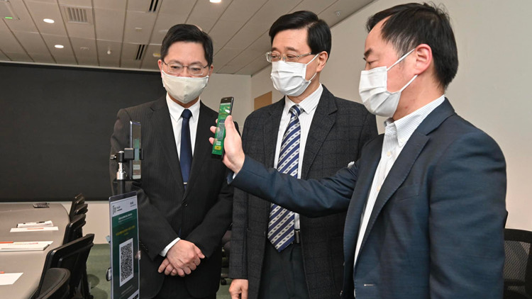 新版「安心出行」可展疫苗紀錄 李家超：疫苗通行證簡單快捷