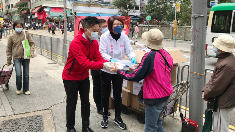 民建聯黃大仙支部到慈雲山竹園派發防疫物資