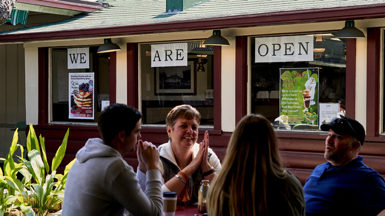 美國加州2月15日將取消室內強制戴口罩