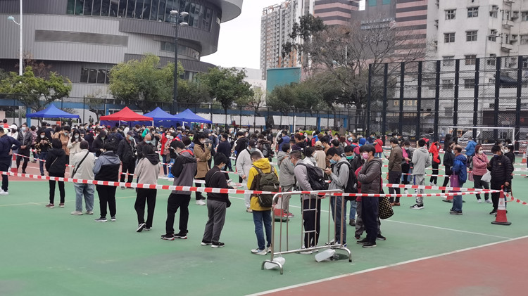 圖集｜朗屏運動場檢測站 市民「打蛇餅」等待檢測