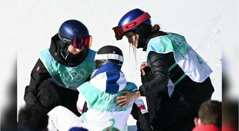 有片 | 法國選手因失誤憾失金牌坐地痛哭 谷愛凌跪地安慰