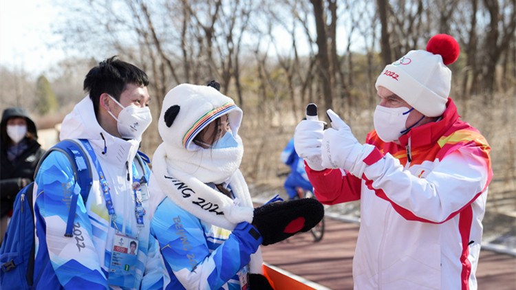 美運動員被志願者感動落淚  趙立堅：所有的愛因北京冬奧而相聚