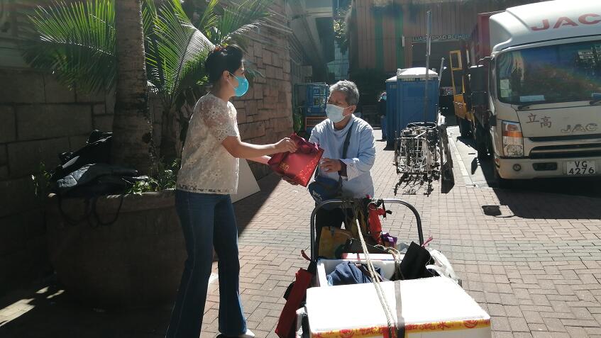 陳李妮街頭派200盒蘿蔔糕予長者賀虎年