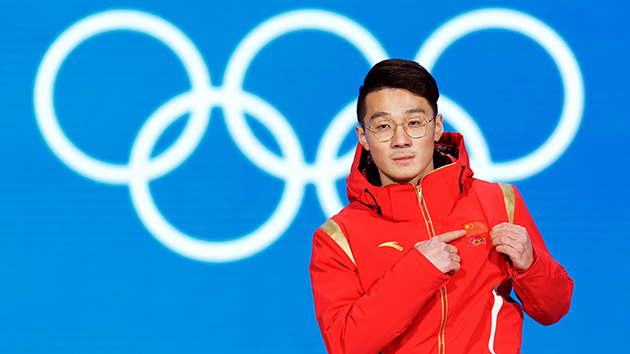 短道速滑頒獎禮升起兩面五星紅旗 任子威含淚唱國歌