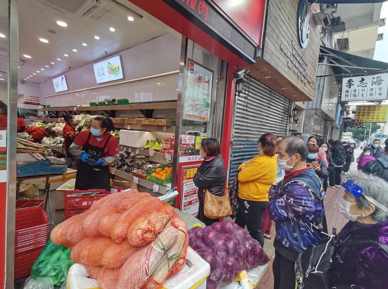 跨境司機確診 市民捱貴菜 港府：鮮活食品供應漸復常