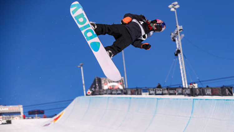 西班牙單板滑雪運動員：自己設計雪板 夢想奧運金牌